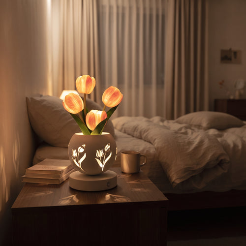Dormitorio acogedor iluminado por la lámpara tulipán LED sobre la mesilla de noche