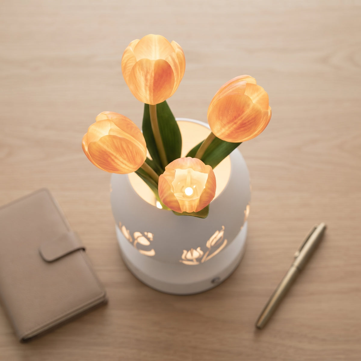 Vista cenital de la lámpara tulipán LED encendida sobre una superficie de madera