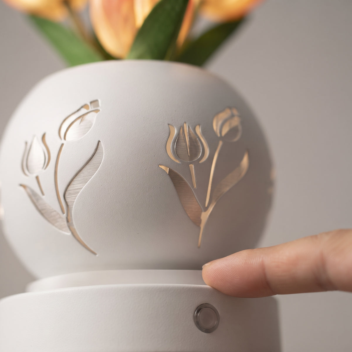 Detalle del control táctil y la textura de metal calado de la lámpara tulipán LED