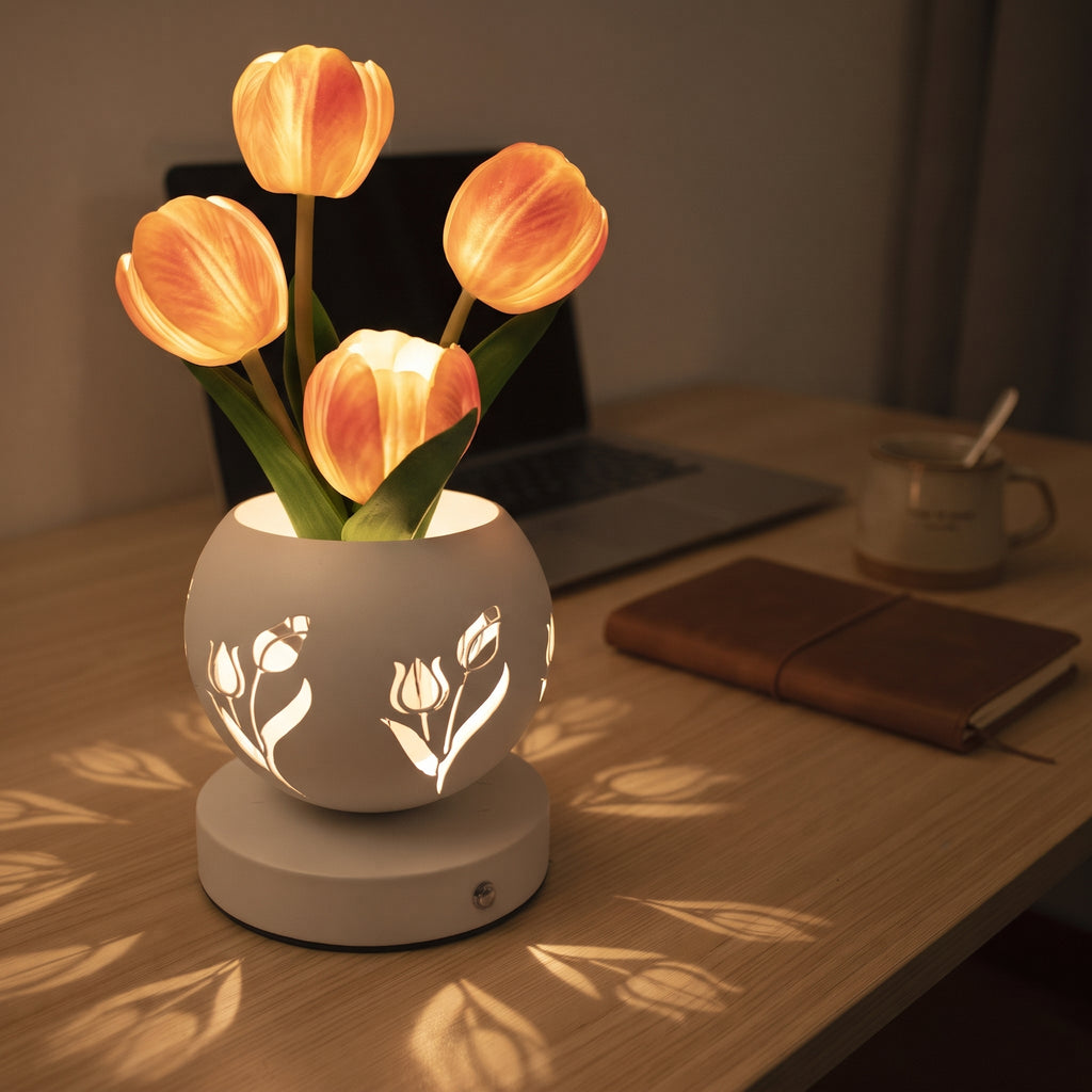 Lámpara tulipán LED encendida sobre un escritorio de madera por la noche